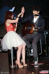 组图：Kimberly小蛮腰开唱 倪安东助阵气氛high