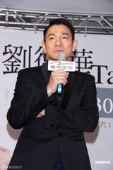 组图：刘德华欲导喜剧电影 为《桃姐》出书粉丝抢购