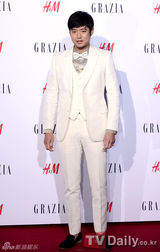 组图：严志媛出席活动裸色裙装高贵似公主