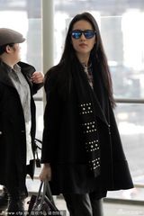 组图：刘亦菲携母现身似姐妹 机场被拍显不悦