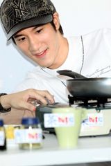 高清组图：王力宏秀厨艺煎双蛋 期望发片拍片双丰收