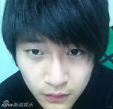 组图：50岁黄安18岁儿子近照曝光 帅气胜老爸