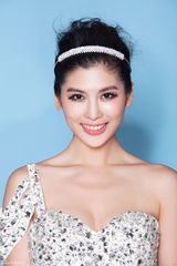 组图：演员银雪唯美造型登时尚杂志