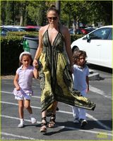 组图：洛佩兹手牵两娃出街 深v长裙显潮妈范