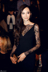 组图：吴佩慈巴黎看秀14场 百变造型成秀场劳模