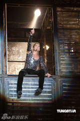 组图：郭富城“正传”完美收场 为“盛宴”做金箔头