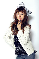 幻灯图集：热依扎新年芭比装亮相 黑白格调优雅俏丽