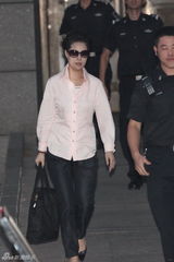 组图：李天一案庭审结束 梦鸽戴墨镜走出法院