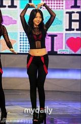 组图：韩女团舞台装尺度无下限 薄纱透视露底