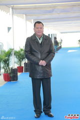 组图：方逸华跪拜邵逸夫 刘德华张学友致祭