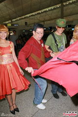 组图：谢贤戴红五星帽与胡枫等去旅行