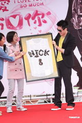 组图：周汤豪长针眼戴墨镜遮丑 公布择偶条件