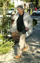 幻灯图：众星为海地献力 塞隆戴酷炫墨镜笑容洋溢