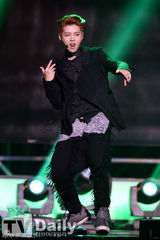 组图：EXO办回归秀咆哮掀高潮 女歌迷激动晕倒