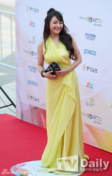 组图：少时Jessica挽SJ圭贤亮相音乐剧颁奖红毯