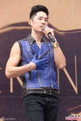 组图：吴建豪穿背心秀身材 幽默学大卫雕塑