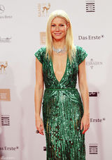 高清组图：格温妮丝-帕特洛深V领礼服性感亮相