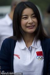 组图：郭晶晶展示奥运代表团礼服笑容迷人