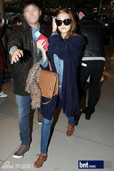 组图：少女时代KARA为赴K-POP演唱会亮相机场