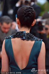 组图：李冰冰戛纳走红毯 深V长裙简约性感