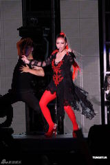 组图：阿妹身著爆乳装开唱 歌迷现场点唱饱耳福