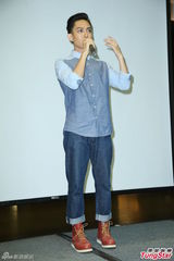 组图：林宥嘉出席新书签售 不承认与邓紫棋游学