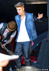 组图：比伯当街献唱谢歌迷 小天王自恋摸发