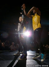 组图：麦当娜上演限制级 边跳边脱蹭猛男