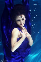 组图：韩丹彤拍水下魅惑写真 变身美人鱼秀性感