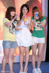 组图：陈乔恩甜美装出席活动 现场手工做冰淇淋