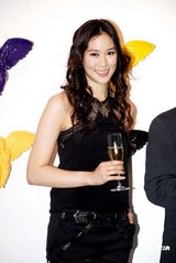 高清图集：徐子淇出席讲词作品展 买16万天使送女儿