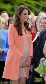 组图：凯特王妃大肚做访问 被传怀小王子