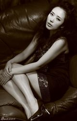 高清图：颜丹晨演绎时尚黑白复古写真 玩转时光倒影