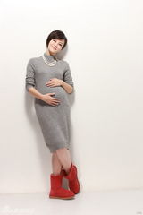 高清图：刘孜大肚登封面 化身圣诞准妈妈