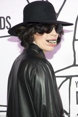 组图：Gaga亮相颁奖礼怪异十足 戴假牙变龅牙苏