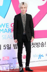 组图：SJ希澈与SHINeeKey携妻亮相发布会