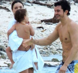 超模可儿携夫抱子海边拥吻 布鲁姆现吻痕(图)