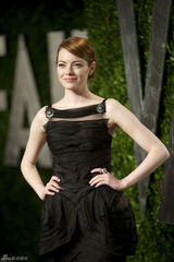 高清组图：艾玛-斯通黑色礼服亮相奥斯卡派对