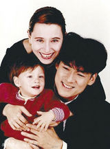 组图：52岁周华健混血儿女近照曝光