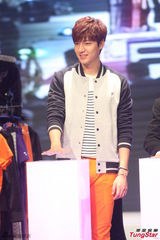 组图：李敏镐休闲装帅气亮相 长腿偶吧笑容迷人