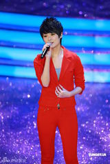 幻灯：香港金像奖现场 李宇春红衣深情献唱