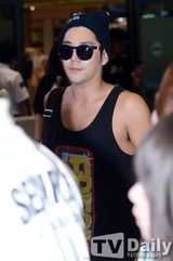 组图：SJ结束台湾巡演 戴墨镜口罩现身机场