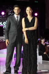 组图：姜文对妻子呵护有加 周韵与男模热聊晾老公