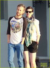 组图：海瑟薇与老公外出用餐 休闲热裤秀美腿