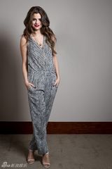 组图：赛琳娜时尚大片曝光 低胸连体衣显熟女范