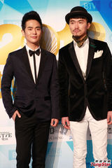 组图：时尚大典星光熠熠 黄渤嘻哈装亮相