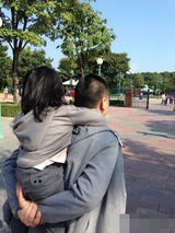 组图：网曝赵薇全家福 小四月与李嫣用餐比萌