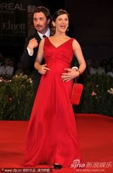 《后事》首映 女星泽格斯挺大肚与导演恩爱现身(图)