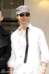 幻灯图：吴建豪小平头亮相 坦陈公司员工涉毒问题