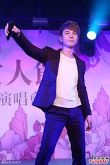 组图：宠女人公益演唱会 吴克群站台挺单亲妈妈